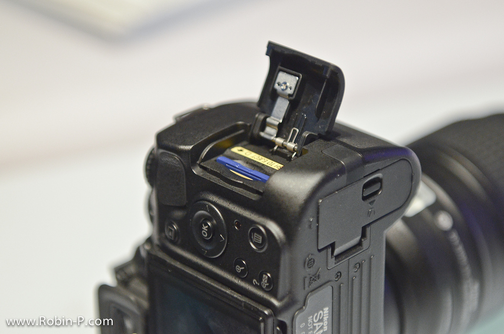 Nikon D5100 logement pour carte SD
