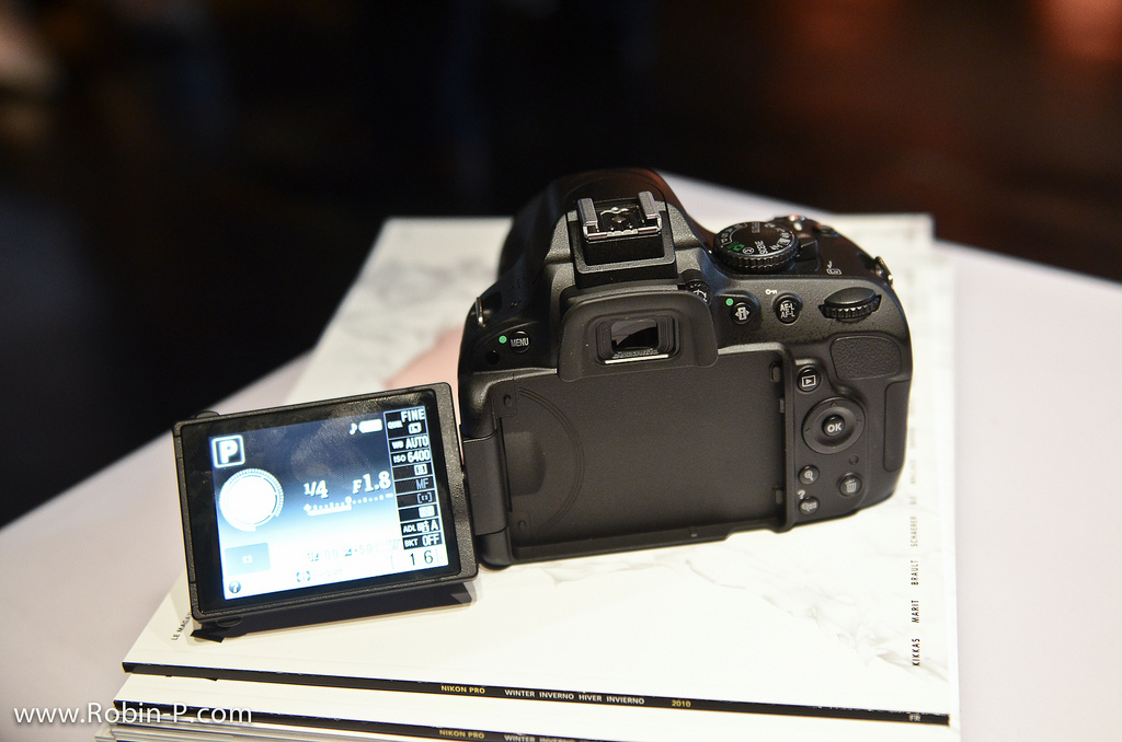 Nikon D5100 avec son écran ouvert