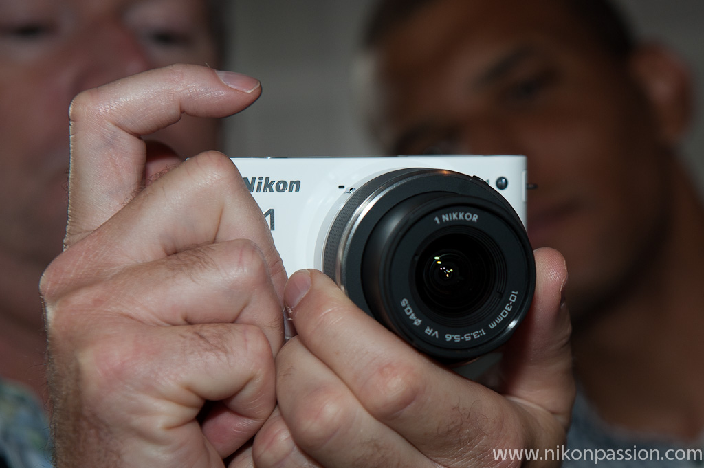 Présentation du Nikon 1 J1 et V1 par Nikon France