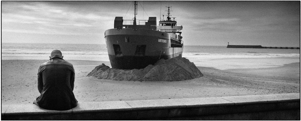 Philippe Marchand Photographe lauréat du Prix APPPF - la cargo Artemis échoué sur la plage des Sables d'Olonne