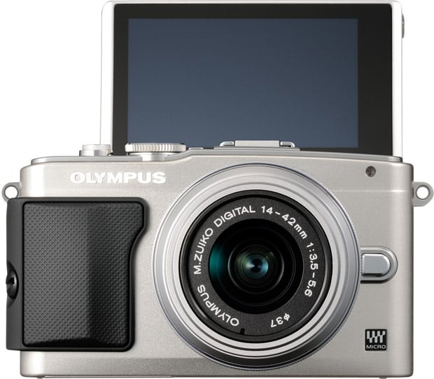 Olympus E-PL5 vu de face avec écran levé