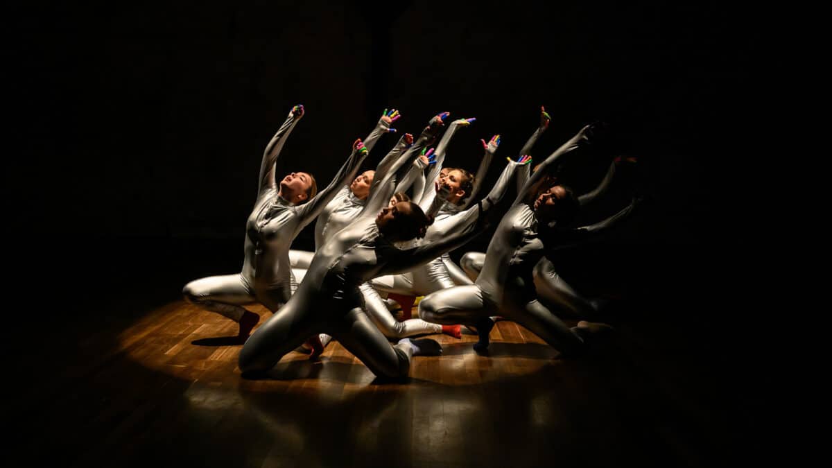 Réglages ISO, temps de pose, placement : comment photographier un spectacle de danse en basse lumière sans flash ni photos floues.