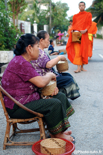 Le Tak Bat (cérémonie d’offrandes aux moines) se déroule quotidiennement au petit matin à Luang Prabang