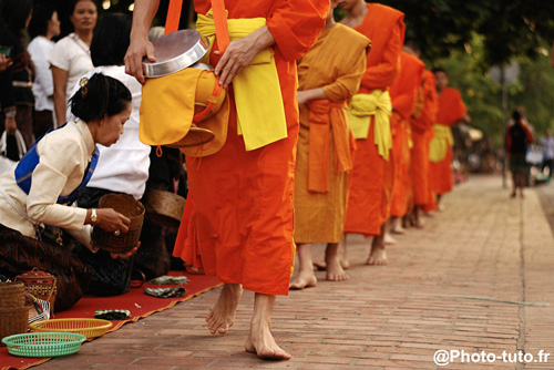 Le Tak Bat (cérémonie d’offrandes aux moines) se déroule quotidiennement au petit matin à Luang Prabang