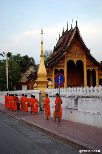 Le Tak Bat (cérémonie d’offrandes aux moines) se déroule quotidiennement au petit matin à Luang Prabang