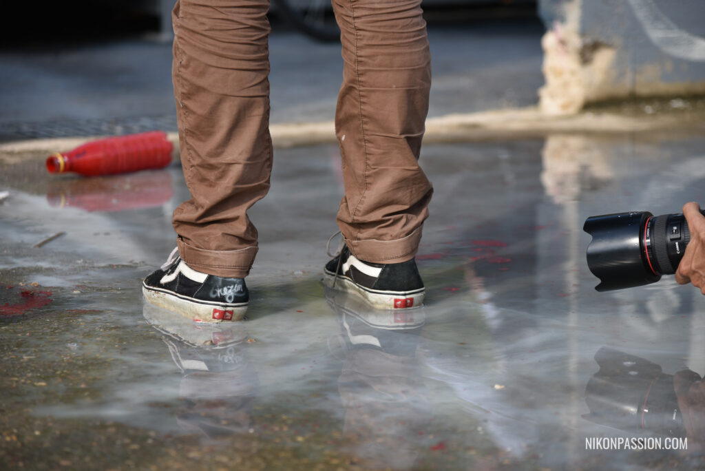 Cadrage et composition en photo : Cadrer les pieds met en évidence la scène alors que mon sujet se fait photographier