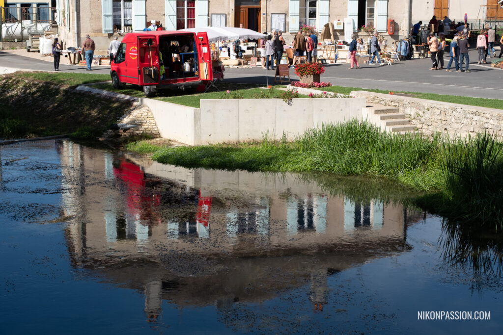 Cadrage et composition en photo : Cette façade se reflète idéalement dans la rivière, créant ainsi une image dans l'image qui occupe plus de place que la vraie façade
