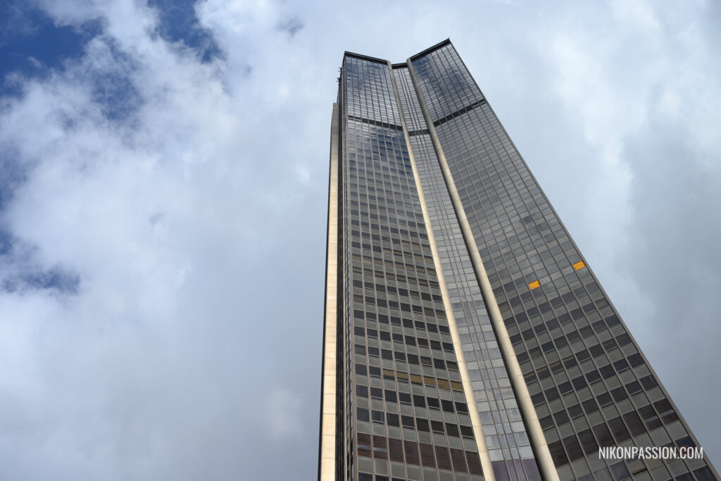 Cadrage et composition en photo : Masquer le sol pour laisser la place à la tour et ne pas détourner le regard