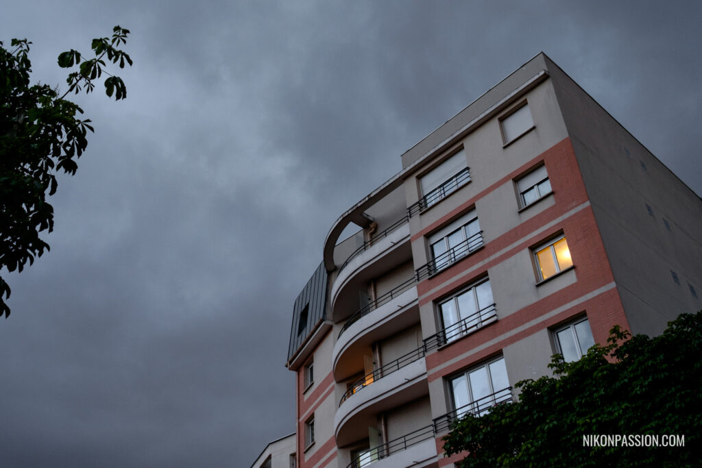 Cadrage et composition en photo : Une fenêtre illuminée attire l'attention quand toutes les autres sont éteintes