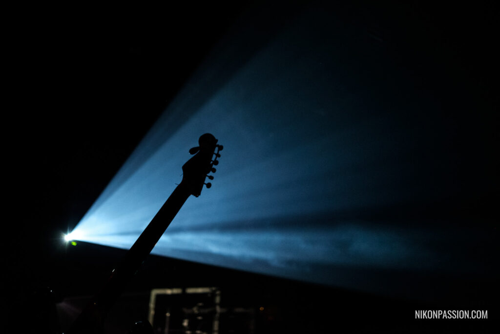 Cadrage et composition en photo : Jouer avec les projecteurs pour isoler le sujet dans un joli contraste de lumière