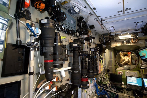 Nikon D4s et matériel photo Nikon à bord de la station spatiale internationale - Nikon a 100 ans - © ESA/NASA