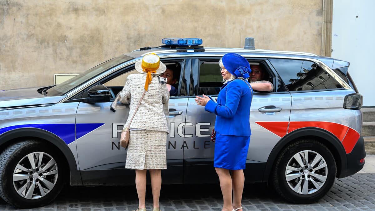 Voiture de police avec deux femmes bien habillées - illustration de "Droit d’auteur et protection des photos : comment publier sans se faire voler ses images"