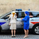 Voiture de police avec deux femmes bien habillées - illustration de "Droit d’auteur et protection des photos : comment publier sans se faire voler ses images"