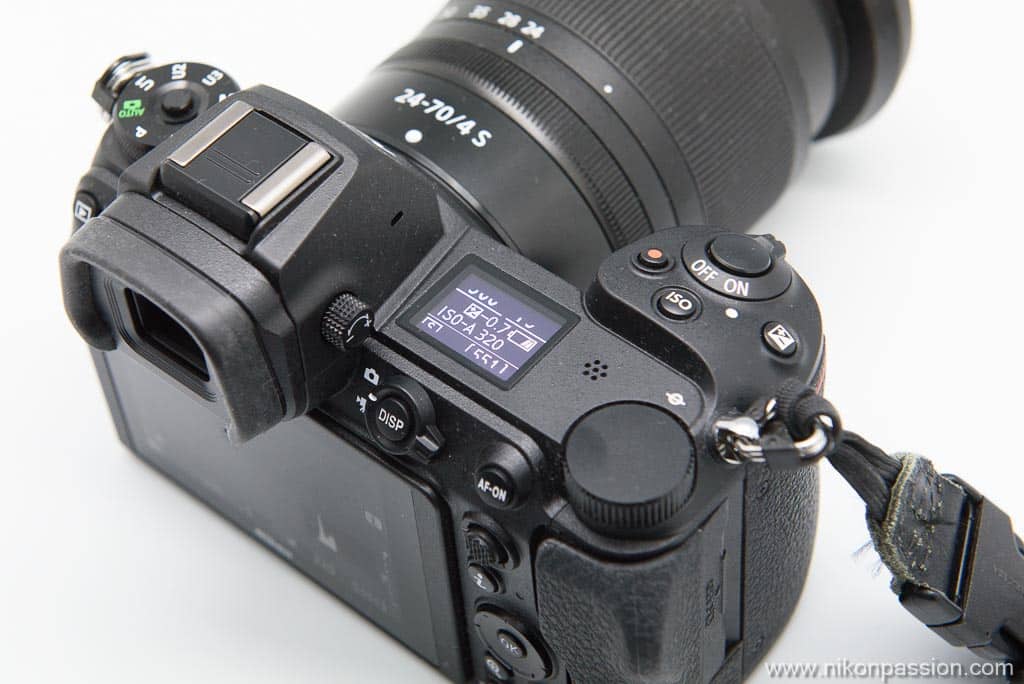Nikon Z 6II écran supérieur et molettes