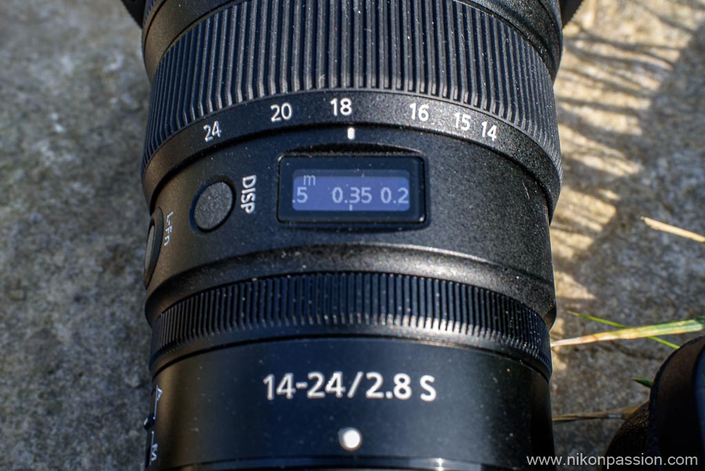 affichage de la distance de mise au point sur l'écran OLED du NIKKOR Z 14-24 mm f/2.8 S