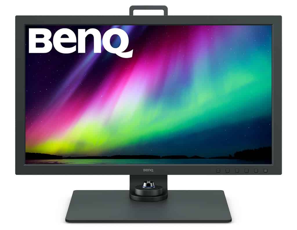 Le BenQ SW271C sur son pied (réglable en hauteur)