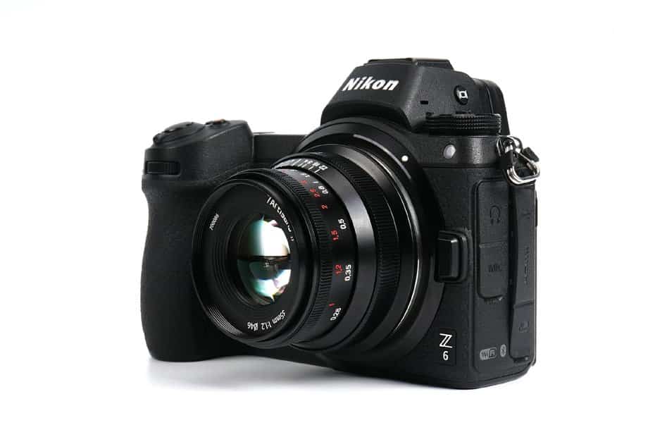 Nikon Z6 sur lequel est monté un objectifs 7Artisans 35/1,2