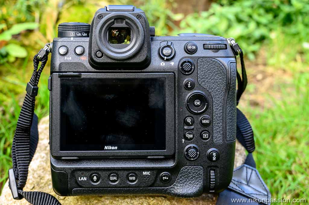 Nikon Z 9: écran en position fermé