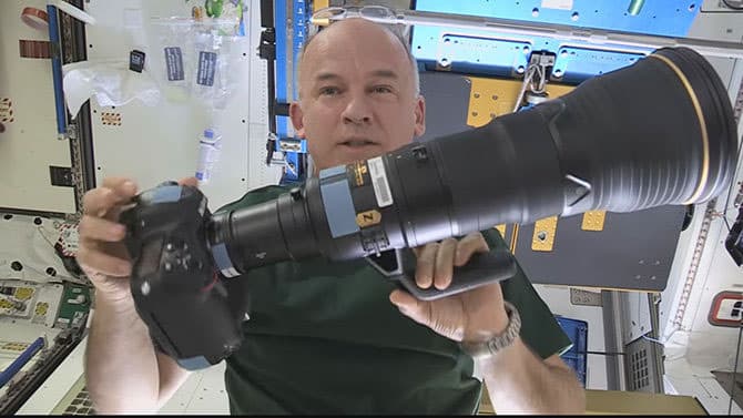 Fixation velcro des Nikon dans l'espace