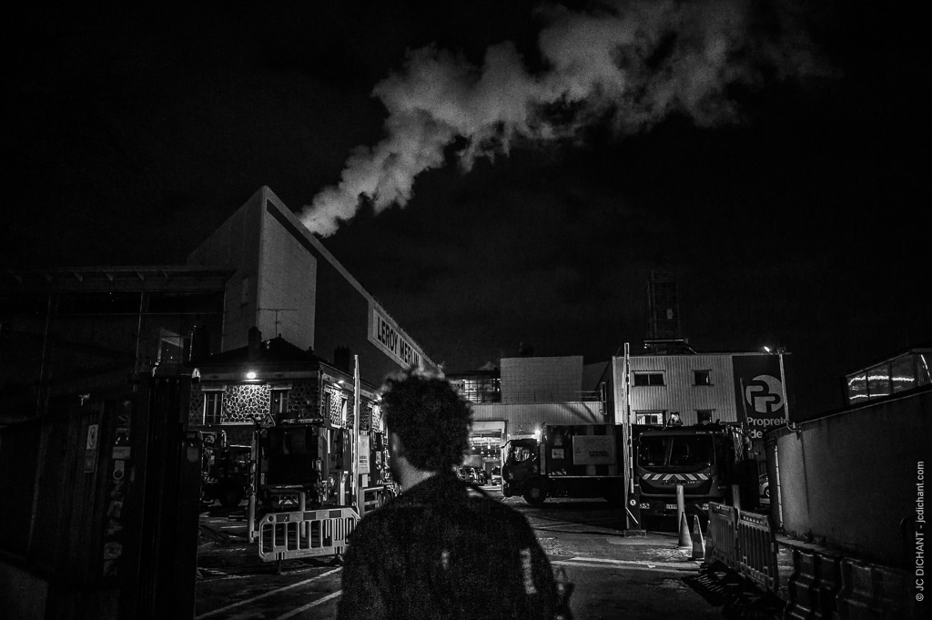 Le conformisme en photographie amateur - scène nocturne au centre de tri et valorisation des déchets de Paris quais d'Ivry