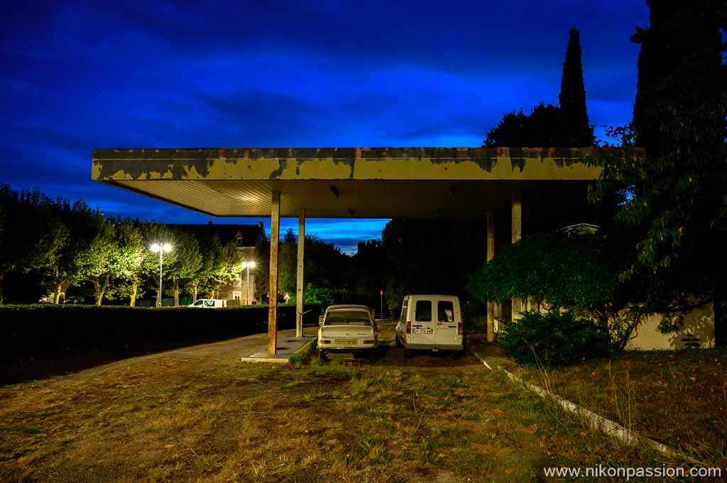 Photo de nuit dans le Lot, ancienne station service