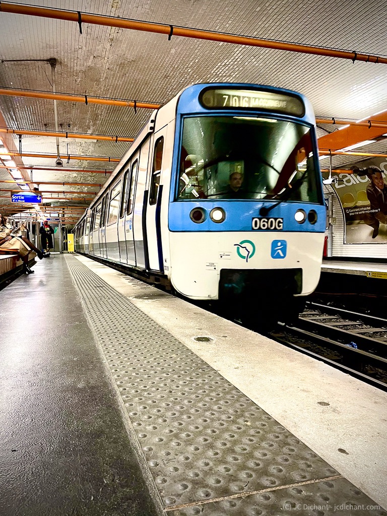 Une rame de métro, ligne 7, arrive à Ivry-sur-Seine
