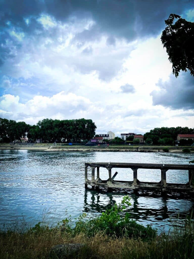 Vu de la Seine, et de l’écluse de Vitry-sur-Seine, depuis le quai de Vitry.