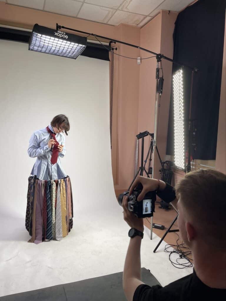 Collection de vêtements de mode créés à partir de vêtements d’occasion, illustration photo en studio