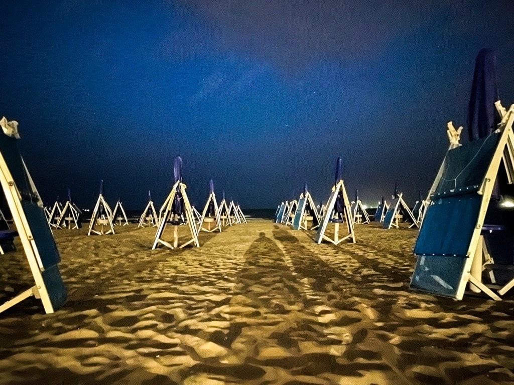 Photo d’une plage la nuit