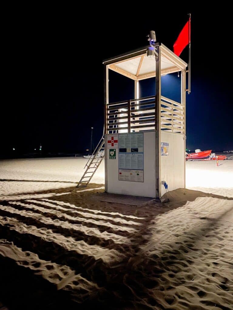 Photo d’une cabane de plage la nuit 