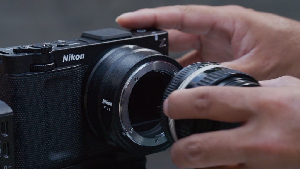 Monter un objectif NIKKOR Reflex sur la Nikon ZR avec la bague FTZII