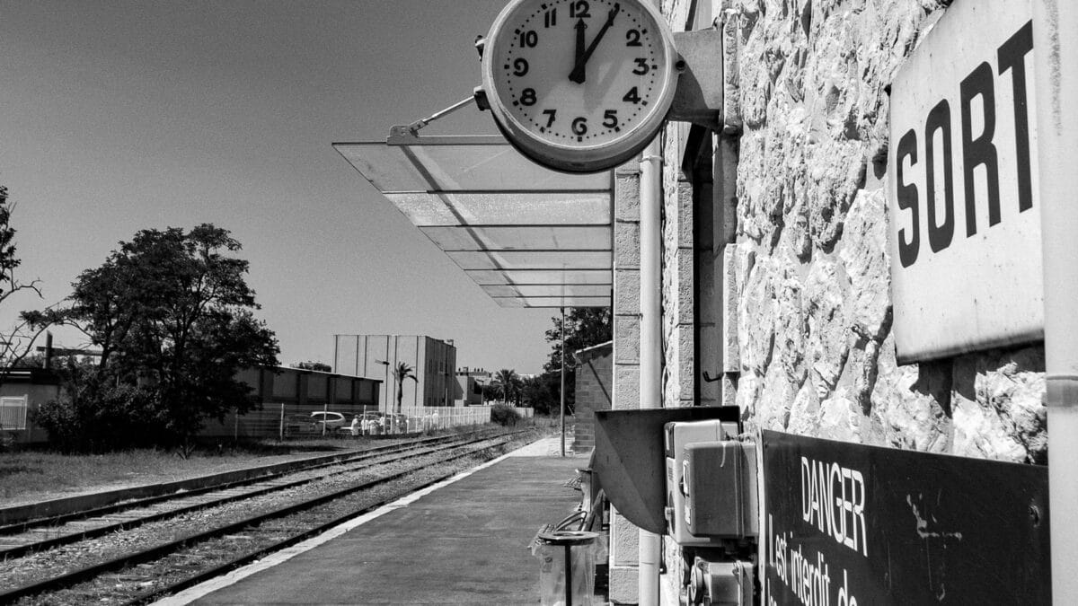 Horloge de la gare du Grau du Roi pour illustrer un article sur le temps qui passe