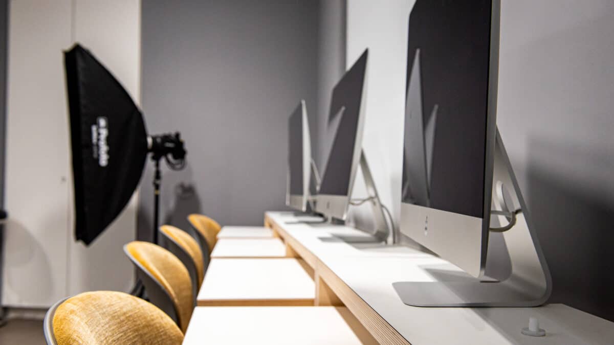 ordinateurs de bureau alignés sur une table