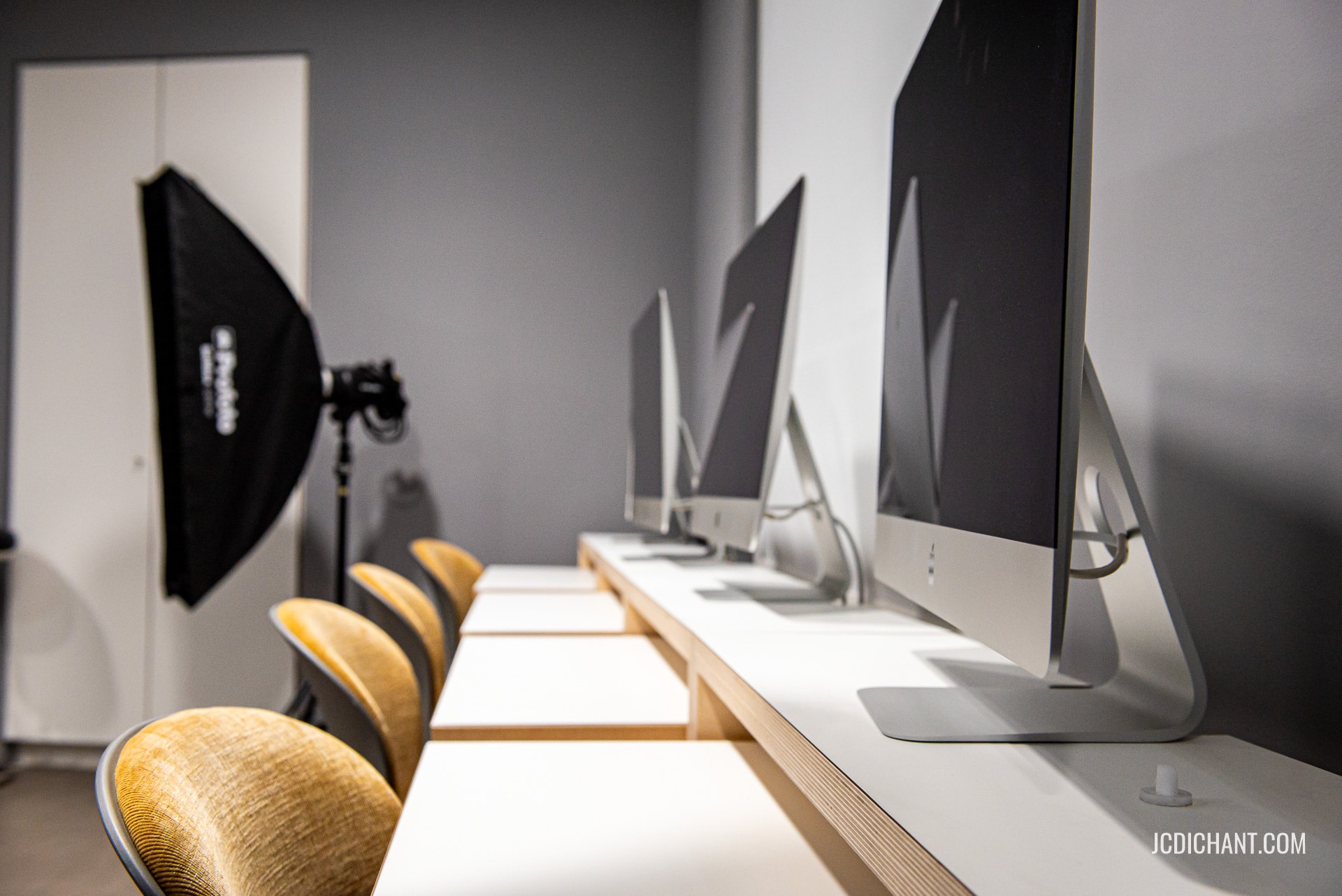 ordinateurs de bureau alignés sur une table