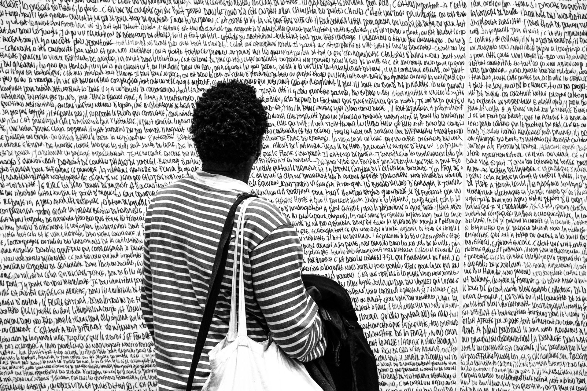 Œuvre murale au MacVal de Vitry-sur-Seine pour illustrer un article sur l'IA conversationnelle et le journal de photographe