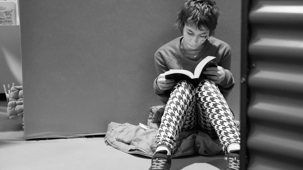 Une lectrice au sol pendant le salon du livre de Montreuil - photo JC Dichant