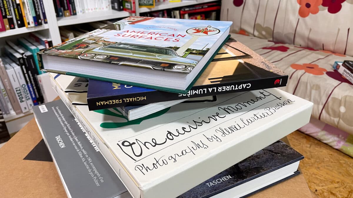 Livres de photographies posées sur une table basse dans un bureau de photographe