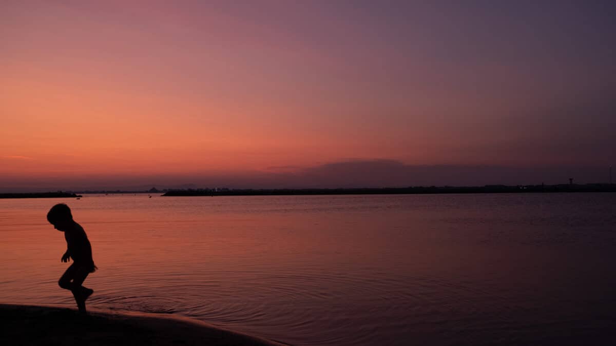 La plage de Port-Camargue le soir avec une silhouette d'enfant et un preset Lightroom