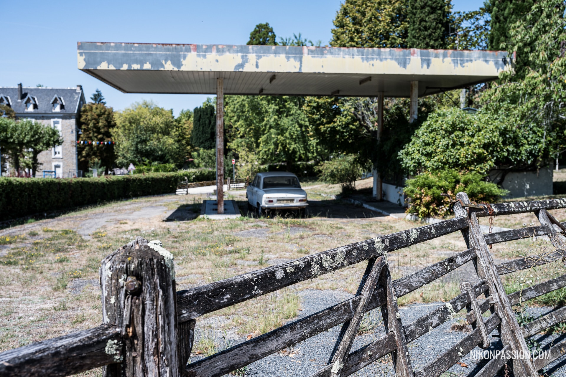 Station service ancienne désaffectée dans le Lot