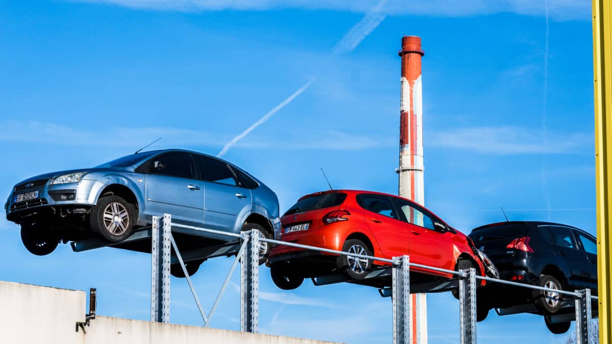 Voitures en dépôt à la fourrière de Vitry-sur-Seine stockées en l'air - photo JC Dichant