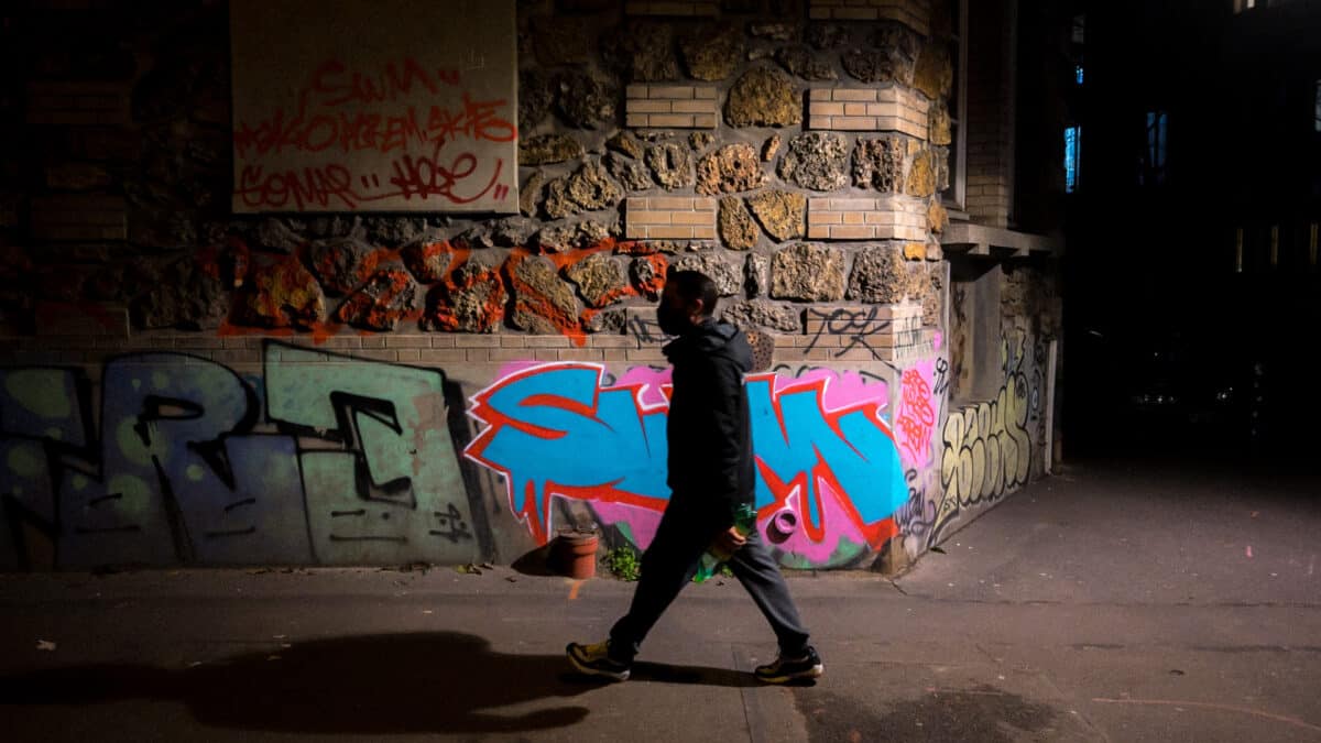 Un passant la nuit dans les rues de Vitry-sur-Seine - photo (C) JC Dichant