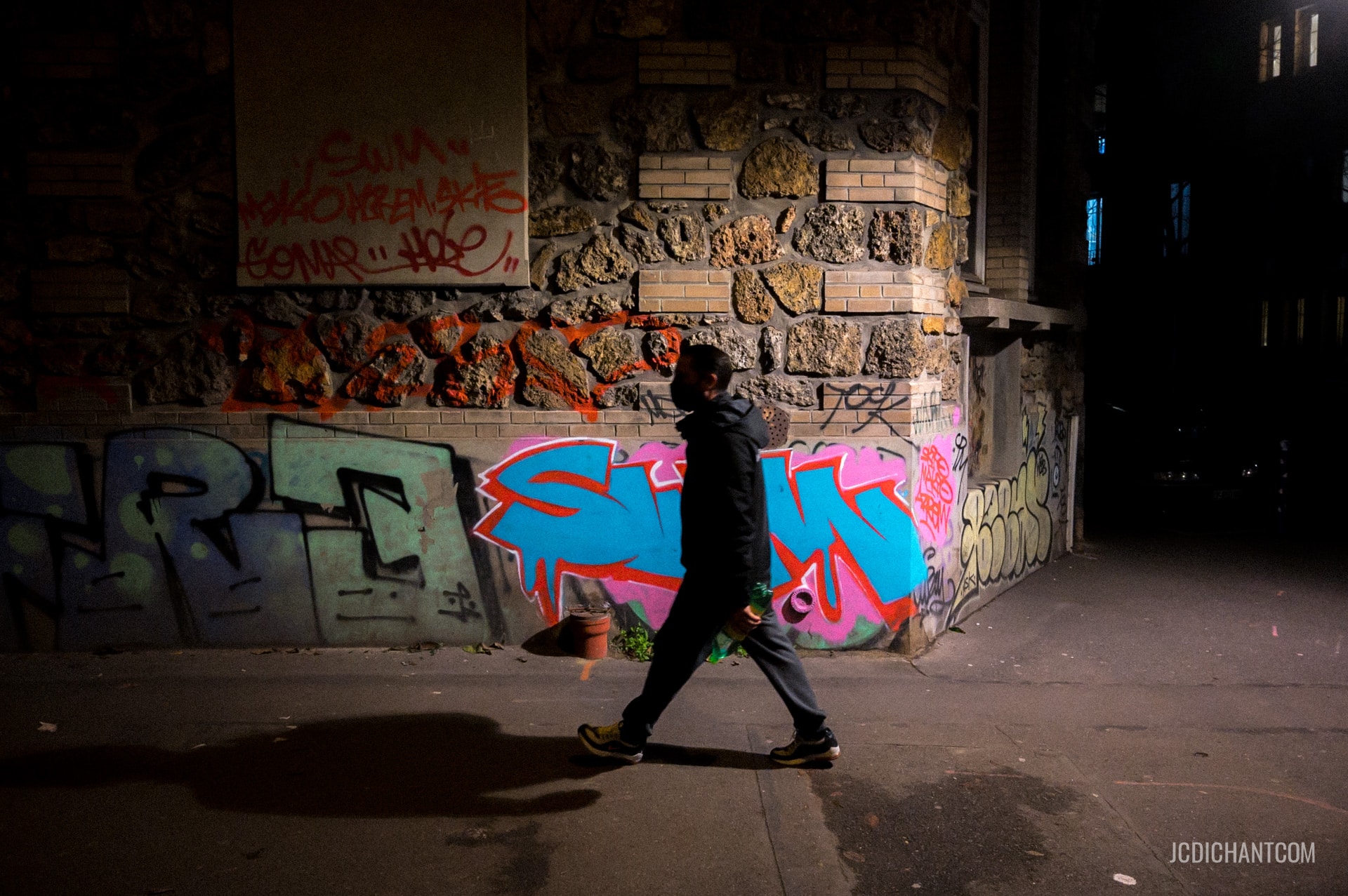 Un passant la nuit dans les rues de Vitry-sur-Seine - photo (C) JC Dichant