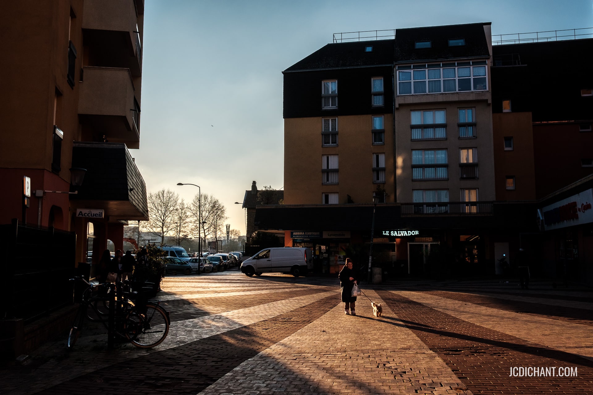 Rayons de lumière sur une place d'Alfortville - photo Jean-Christophe DICHANT