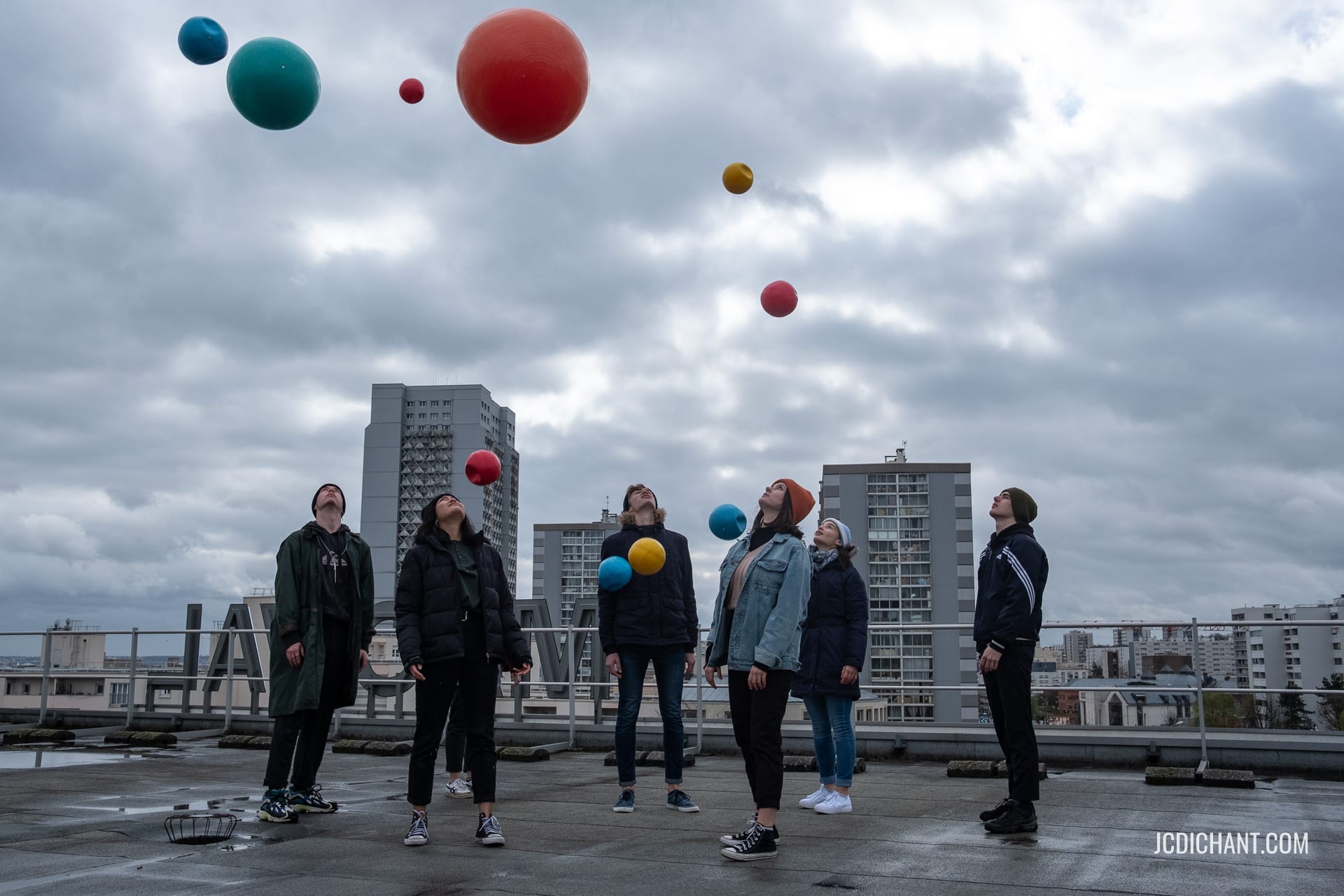 Sur le toit du MacVal de Vitry-sur-Seine pour affiche de la prépa Arts des EMA Vitry - photo © Jean-Christophe DICHANT