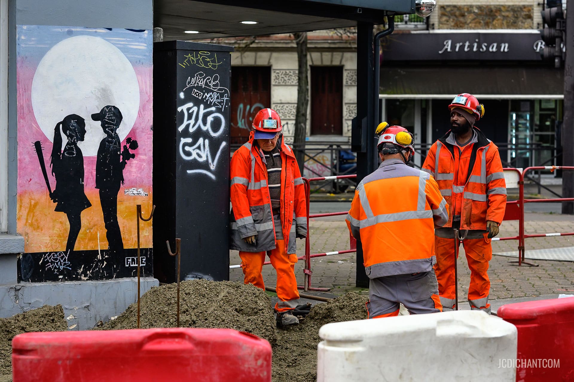 Des ouvriers travaillent dans la rue devant une oeuvre de street art à Vitry-sur-Seine - photo (C) JC Dichant