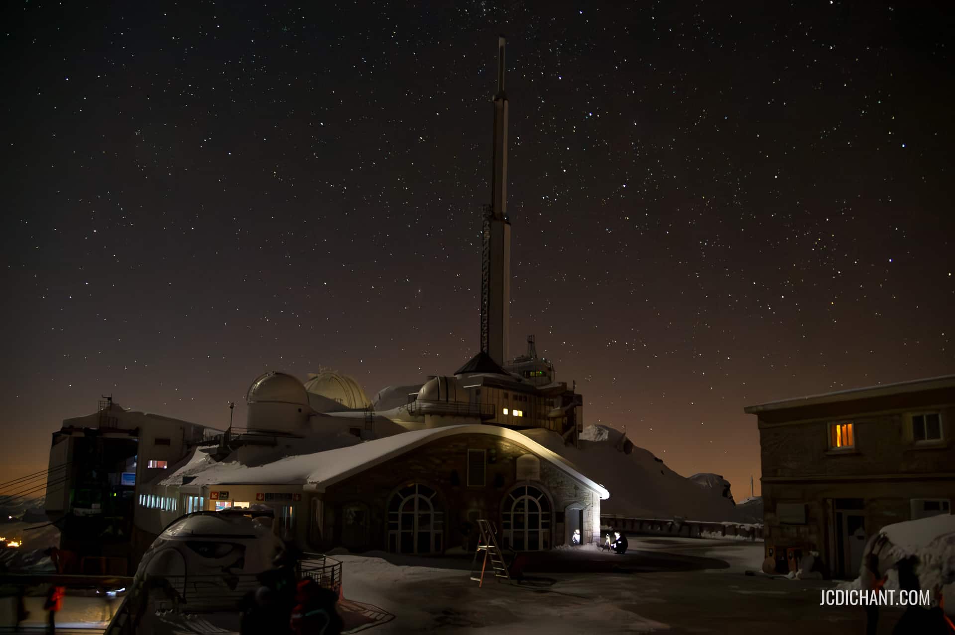 Le ciel étoilé vu de nuit au sommet du pic du midi - photo © Jean-Christophe DICHANT