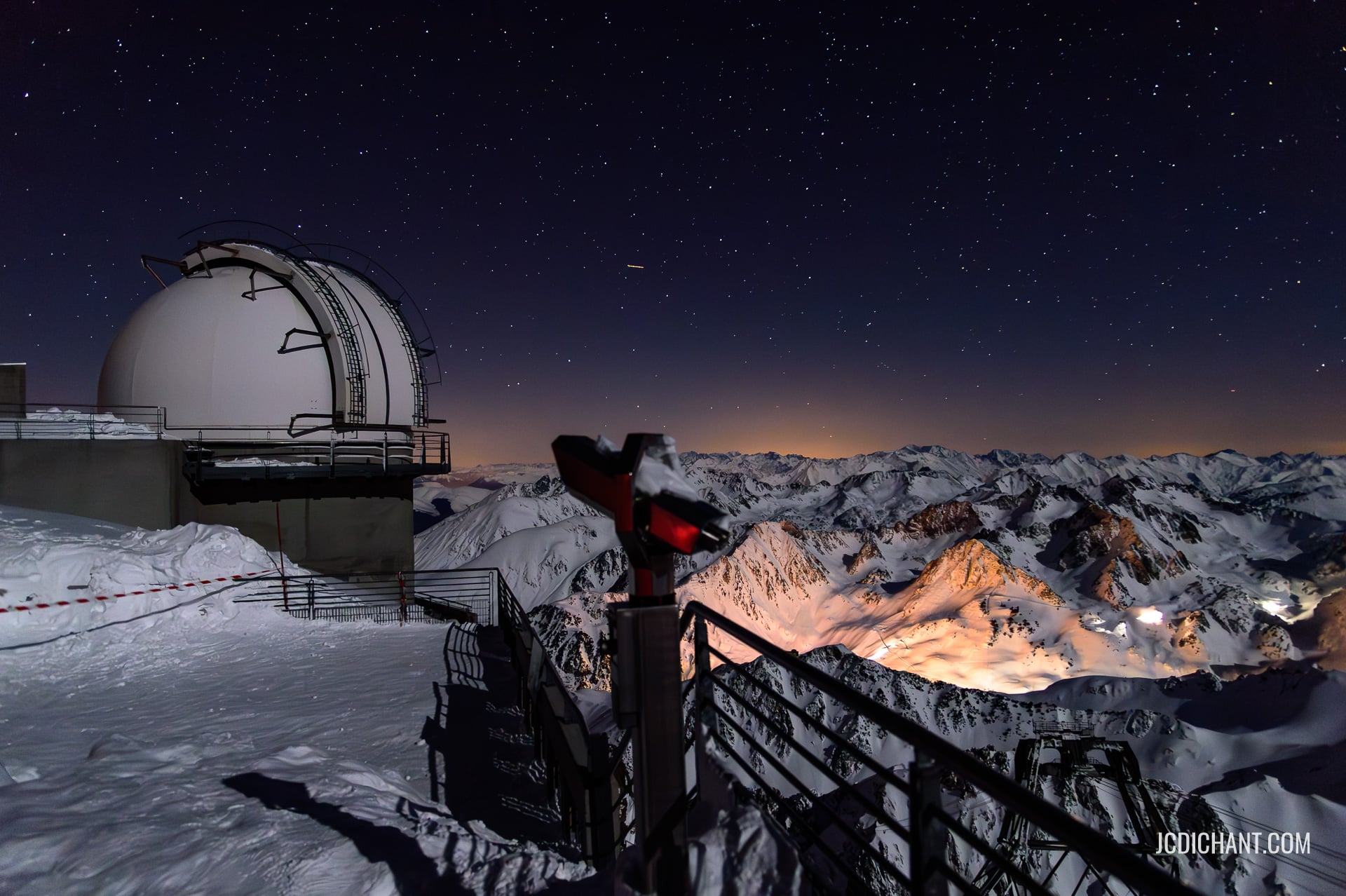 L'observatoire du pic du midi, la nuit, dans les Pyrénées - photo Jean-Christophe DICHANT