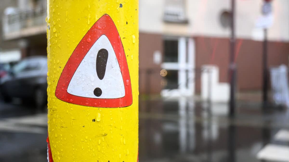 Un poteau en ville montrant un signe danger - photo (C) JC Dichant