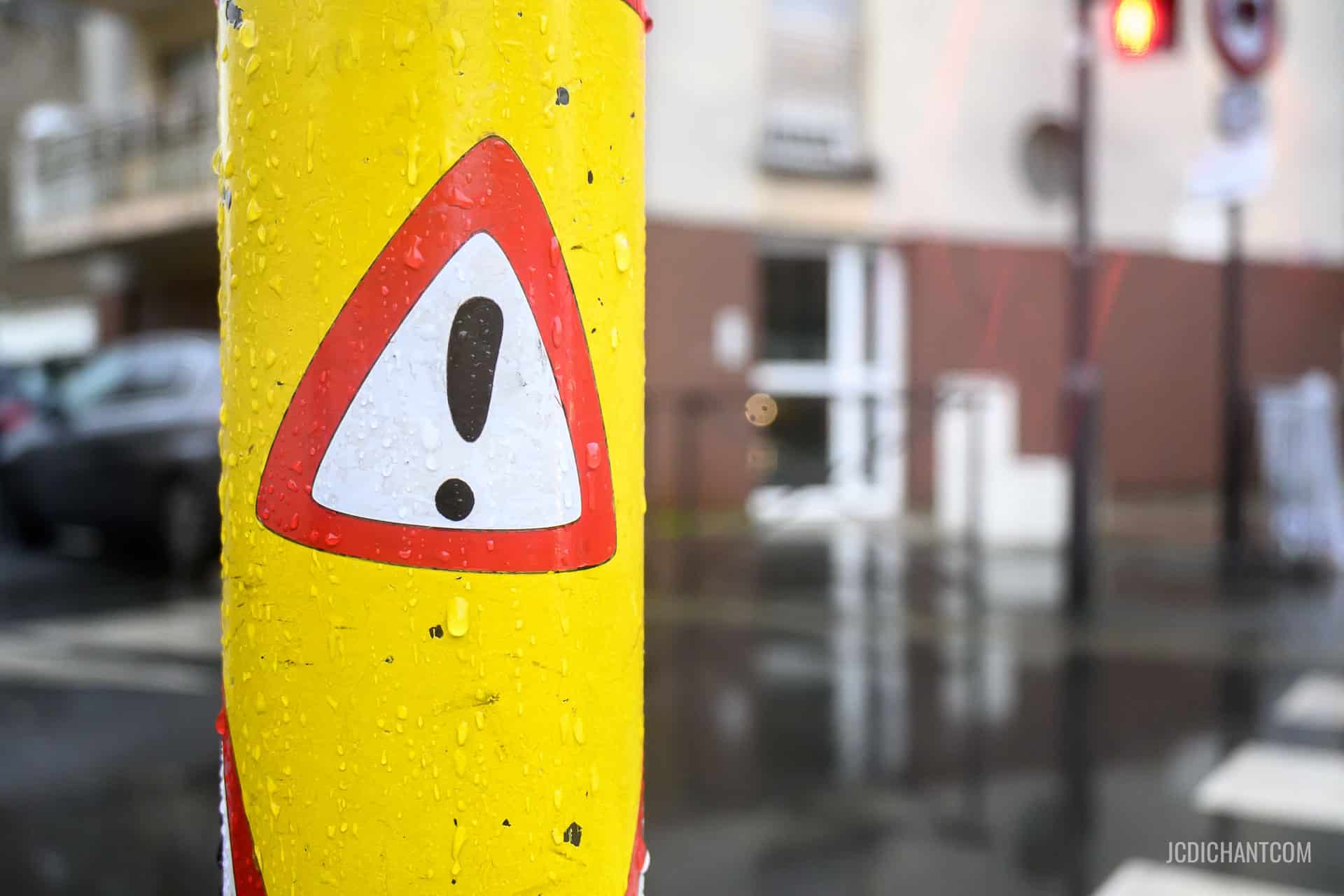 Un poteau en ville montrant un signe danger - photo (C) JC Dichant