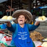 Vendeuse sur le marché flottant de Bangkok en Thaïlande